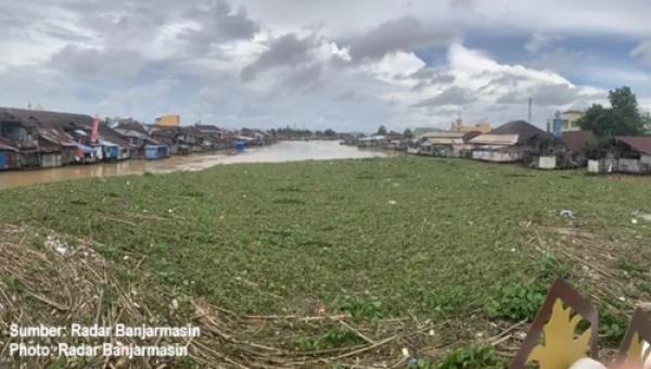 jaring penangkap sampah di sungai martapura